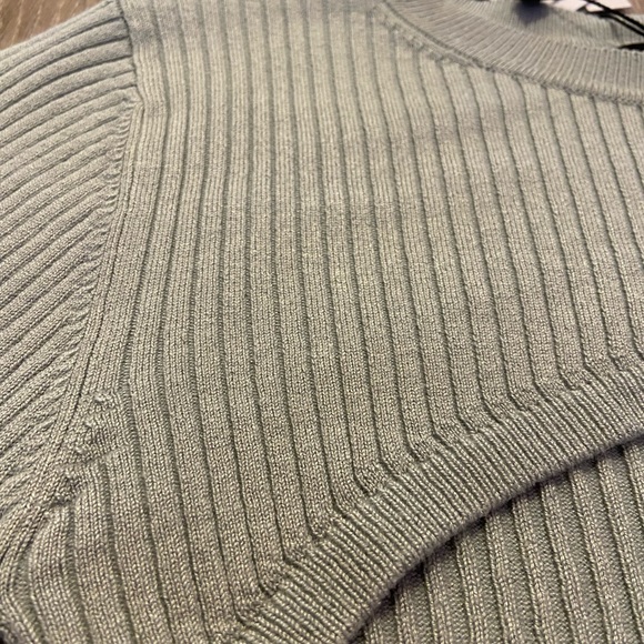 NWT cropped sweater top - Picture 3 of 4